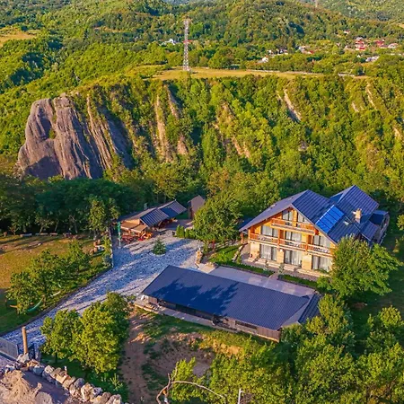 Barlogul Vikingilor Guest house Sotrile